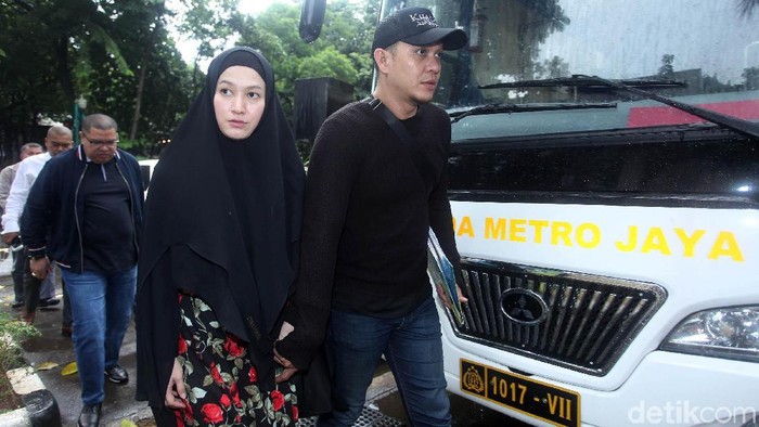 Artis Lyra Virna memenuhi panggilan pemeriksaan sebagai tersangka dalam kasus dugaan pencemaran nama baik melalui UU ITE. Lyra datang ke Mapolda Metro Jaya dengan didampingi Fadlan Muhammad dan Razman Nasution.