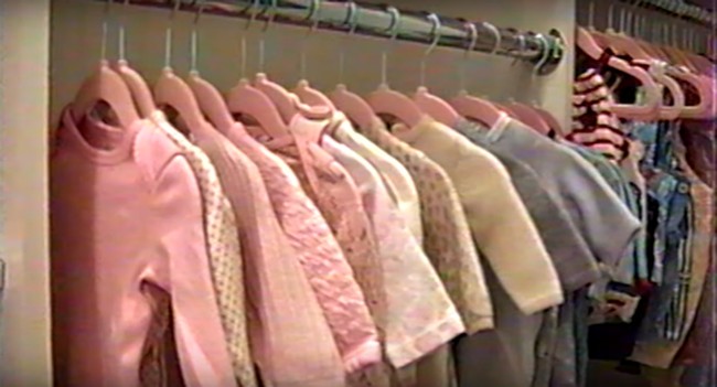 Kylie Jenner juga pernah memamerkan koleksi busana milik Stormi yang didominasi pink. TMZ melaporkan bila pakaian bayi yang berisi rancangan desainer itu bisa menghabiskan lebih dari US$ 70 ribu atau hampir Rp 1 miliar. Foto: Dok. Kylie Jenner