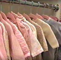 Kylie Jenner juga pernah memamerkan koleksi busana milik Stormi yang didominasi pink. TMZ melaporkan bila pakaian bayi yang berisi rancangan desainer itu bisa menghabiskan lebih dari US$ 70 ribu atau hampir Rp 1 miliar. Foto: Dok. Kylie Jenner