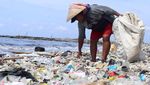 Mencari Harta Karun di Lautan Sampah Pantai Cilincing