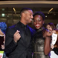 Gaya finger heart jadi tren di Korea Selatan sejak 2015 dan masih booming sampai sekarang. Popularitas ungkapan cinta ini pun semakin terkenal setelah diikuti juga oleh para pemain Black Panther. Foto: istimewa