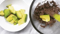 Wih, camilan praktis dari Ayu ini bisa dicoba. Alpukat cocol cokelat. Pasti rasanya manis creamy ya? Foto: Instagram ayudiac