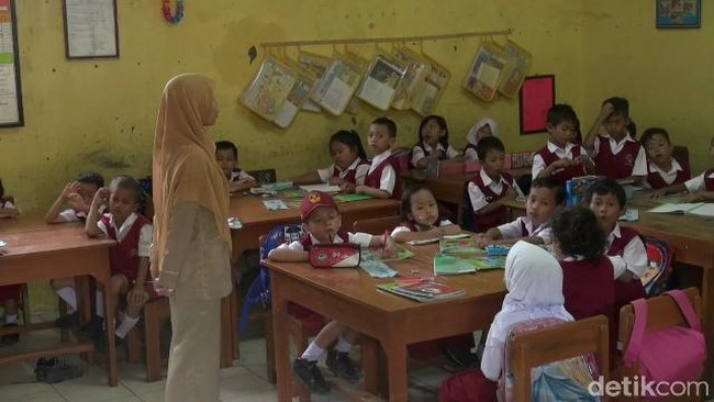 Fakta Miris Rendahnya Gaji Guru Honorer
