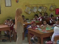 Fakta Miris Rendahnya Gaji Guru Honorer