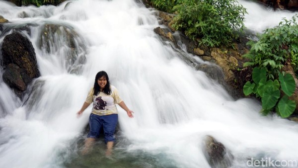 Foto: Mau basah-basahan selama seharian pun boleh. Asal kuat saja dengan dinginnya aliran air terjun ini. (Wahyu/detikTravel) Foto: Mau basah-basahan selama seharian pun boleh. Asal kuat saja dengan dinginnya aliran air terjun ini. (Wahyu/detikTravel)