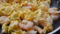 Membuat ini tak perlu waktu lama. Cukup masak dengan bawang putih, bawang bombay, daun bawang dan tambahkan udang serta telur. Scramble egg gurih bisa dinikmati dengan nasi. Foto: Instagram @loveydoveydove