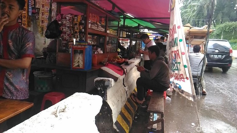 PKL di Depan Wisma BNI 46 Sulap Pembatas Jalan Jadi Meja Makan PKL di Depan Wisma BNI 46 Sulap Pembatas Jalan Jadi Meja Makan