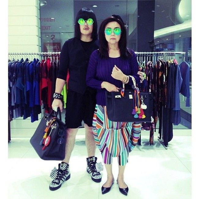 Mother Lee dan Peepy bergaya membawa tas Hermes yang masing-masing tasnya dihiasi tag dari berbagai macam jenis Hermes. Jika dilihat dari tag yang menggantung di tas Hermes keduanya, bisa diketahui betapa banyaknya tas Hermes yang mereka miliki. Foto: Instagram/peepy_and_mother_lee