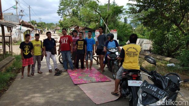 Aksi blokir jalan oleh warga Kecamatan Warungasem, Kabupaten Batang.