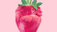Ternyata jantung manusia kalai diberi tangkai buah strawberry bentunya jadi mirip buah strawberry, ya. Seram tapi keren! Foto: Instagram @paulfuentes_design