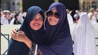 Saaat Tantri bersama sang bunda. Foto: Tantri Kotak (Instagram)