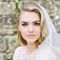 Ia tampil dengan veil yang diletakkan di tengah kepalanya yang memberikan kesan yang lebih sederhana. Foto: Instagram