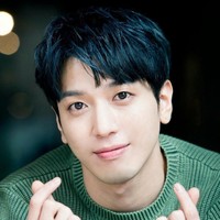 Pentolan CNBlue Jung Yong Hwa pun tak ingin ketinggalan berpose finger heart saat pemotretan bersama Dispatch dan Naver. Foto: istimewa