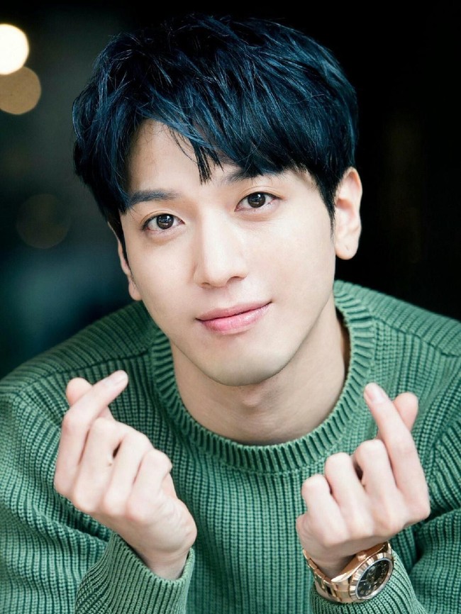 Pentolan CNBlue Jung Yong Hwa pun tak ingin ketinggalan berpose finger heart saat pemotretan bersama Dispatch dan Naver. Foto: istimewa