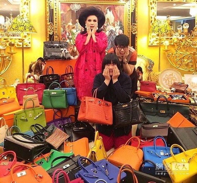 Ibu dan anak ini populer di Instagram dengan nama akun @peepy_and_mother_lee. Peepy dan Mother yang memiliki lebih dari 114 ribu pengikut di Instagram punya koleksi tas branded sangat banyak. Dari berbagai koleksinya itu merek Hermes mendominasi. Foto: Instagram/peepy_and_mother_lee