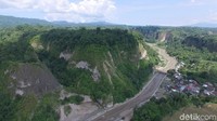 Foto: Sepanjang mata memandang, lembah Ngarai Sianok sangatlah menawan. Di sisi kirinya terdapat tebing-tebing tandus dan hutan-hutan serta sungai kecil (Okta Marfianto/detikTravel)