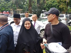 Lyra Tersenyum Ditanya soal Statusnya sebagai Tersangka