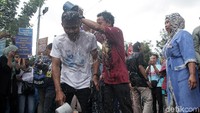 Mereka meminta Pemda menghentikan kebijakan swastanisasi air di Jakarta.