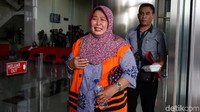 Selain Tuti, KPK mengagendakan pemeriksaan terhadap sejumlah saksi, yaitu Hj Momoh dan Kepala Puskesmas Bawangan Bahrun Amin. Dari penelusuran, diketahui Momoh adalah pihak tergugat yang perkaranya ditangani Widya. Sebelumnya Momoh sempat mangkir dari panggilan KPK pada Senin (19/3).