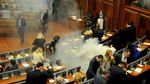 Foto: Saat Sidang Parlemen Bubar Gara-gara Gas Air Mata