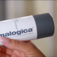 Kalau sikat wajah sudah cukup bagus, exfoliator-nya pun juga harus yang berkualitas bagus juga. Produk yang digunakan vlogger Luhhsetty ini adalah Dermalogica. Produk ini dinilai sangat lembut saat digunakan dengan Clarisonic, serta membuat kulitnya jadi halus. Foto: Screenshot YouTube