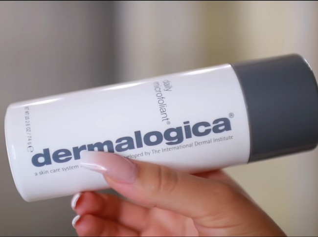 Kalau sikat wajah sudah cukup bagus, exfoliator-nya pun juga harus yang berkualitas bagus juga. Produk yang digunakan vlogger Luhhsetty ini adalah Dermalogica. Produk ini dinilai sangat lembut saat digunakan dengan Clarisonic, serta membuat kulitnya jadi halus. Foto: Screenshot YouTube