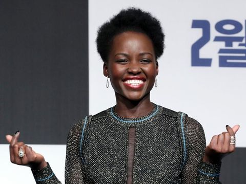 Gaya 'Finger Heart' dari Korea Ini Ngetren di Mana-mana, Siapa Pelopornya?