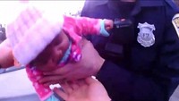 Polisi di Ohio, Amerika Serikat, menyelamatkan seorang bayi berusia 2 bulan yang tersedak dan sempat tak bernafas. Dilansir dari Fox News, Kamis (22/3/2018), peristiwa tersebut terjadi di Shaker Heights, Ohio, pada Selasa (20/3) lalu.  (Foto: Dok. Shaker Heights Police Department)