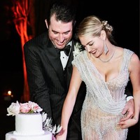 Netizen pun menyebut busana seksi Kate Upton tersebut sebagai naked dress karena bahannya yang transparan. Foto: Instagram