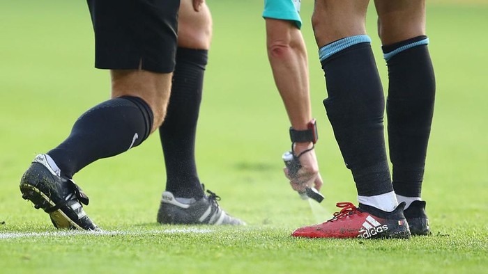 SOUTHAMPTON, ENGLAND - DECEMBER 31: Referee Mike Jones uses a vanishing spray during the Premier League match between Southampton and West Bromwich Albion at St Marys Stadium on December 31, 2016 in Southampton, England.  (Photo by Warren Little/Getty Images)