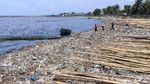 Saking Banyaknya, Sampah di Pesisir Cilincing Tutupi Pantai