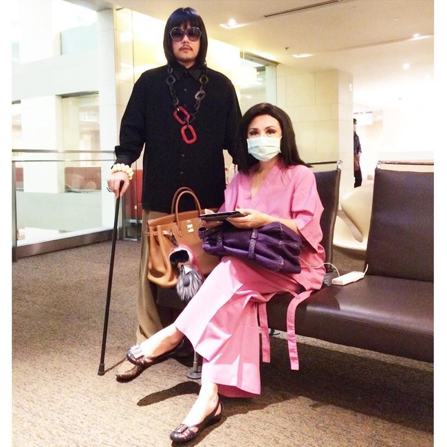 Datang ke rumah sakit saja gaya Mother Lee dan Peepy tetap stylish seperti mau datang ke acara fashion. Tas Hermes pun tak lupa menemani mereka. Foto: Instagram/peepy_and_mother_lee