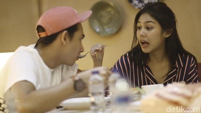 Begini Kemesraan Adipati Dolken dan Vanesha Prescilla Saat Makan Bareng!