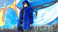 Dont Be Another Brick In The Berlin Wall Because The World Is Blue! begitu caption pada foto Syahrini di Berlin Wall yang diposting baru-baru ini (Instagram/princessyahrini)