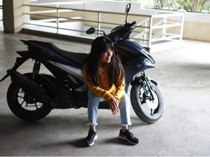 Cantik Tak Jadi Halangan Artis-artis Ini untuk Mengendarai Motor