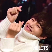 Personel BTS, V, bergaya finger heart. So cute! Foto: istimewa