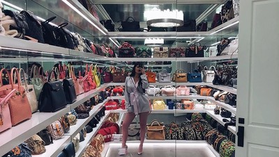 Intip Lemari Kylie Jenner, Isinya Sepatu dan Tas Miliaran Rupiah