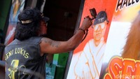 Biasanya ia melukis di karpet untuk bemper belakang Truk, ngelukis di truknya langsung, airbrush mobil/motor sampai mural di dinding.