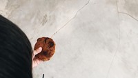 Jadi ibu membuat Ayudia harus berkreasi membuatkan makanan untuk si kecil. Untungnya Sekala termasuk doyan apa saja. Termasuk cookies rada gosong buatan ibunya. Foto: Instagram ayudiac