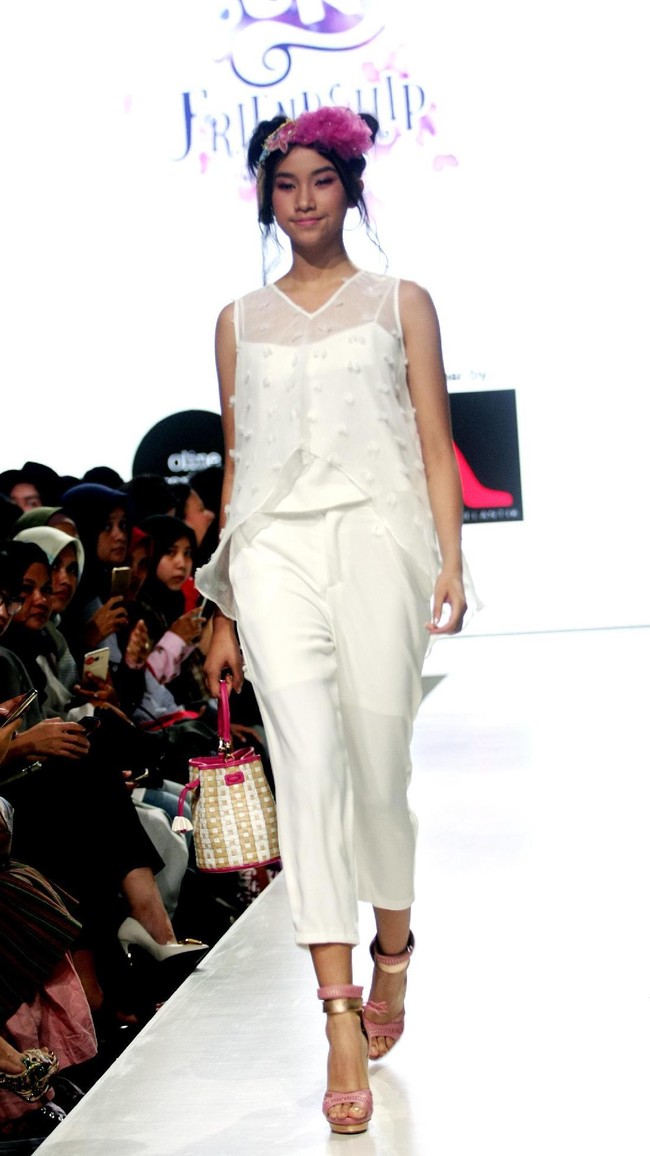 Fashion show karya delapan desainer lokal dengan mengangkat tema My Little Pony di Plaza Indonesia Fashion Week 2018, Jakarta. Rabu [21/3/2018]. [Foto: Mohammad Abduh/Wolipop]