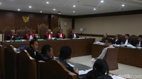 dr Bimanesh minta surat rawat inap. Kemudian dia nulis diagnosa rawat inap di catatan harian dokter. Nama pasien (Setya Novanto) ada di surat rawat inap. dr Bimanesh juga tulis di situ diagnosa hipertensi, vertigo, dan diabetes mellitus. Di catatan dokter memang nggak disebutkan namanya jadi kosong saja, kata Michael (Foto: Ari Saputra)