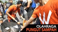 Komunitas Workout Embassy melakukan plogging di CFD Jakarta.