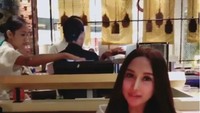 Rayakan ulang tahun, Lucinta lebih memilih potongan sushi dengan lilin. Ulang tahun yang keberapa nih? Foto: Instagram @lucintaluna