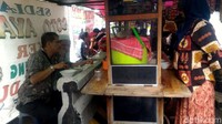 Terdapat sekitar puluhan pedagang yang berjualan di lokasi.