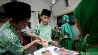 Usai mencoblos, para siswa langsung membubuhkan tinta di jari kelingking mereka.