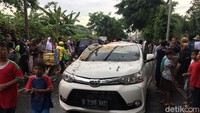 Petugas mengevakuasi mobil ini dengan memotong batang dan dahan pohon menggunakan gergaji mesin.