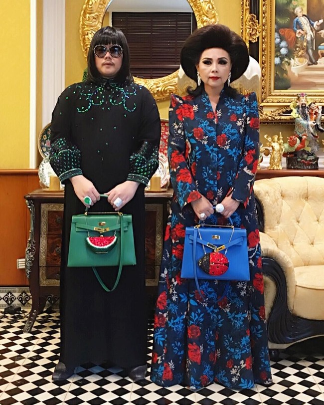 Dalam kesehariannya, Peepy selalui berpergian bersama sang ibu. Sebelumnya dia merupakan mantan editor dan pemilik majalah Hi!. Dia juga kerap menjadi co-host acara televisi. Peepy merupakan satu dari tiga anak laki-laki Mother Lee. Foto: Instagram/peepy_and_mother_lee