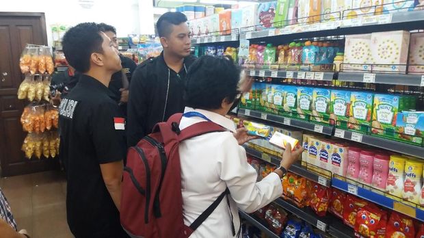 Polisi-BPOM cek makanan kedaluwarsa di supermarket