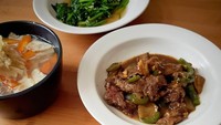 Jika sedang bosan makan nasi, sapi lada hitam bisa disantap dengan sayur seperti sop dan dan sayuran lainnya seperti menu makan siang milik @christine1403. Foto: Instagram