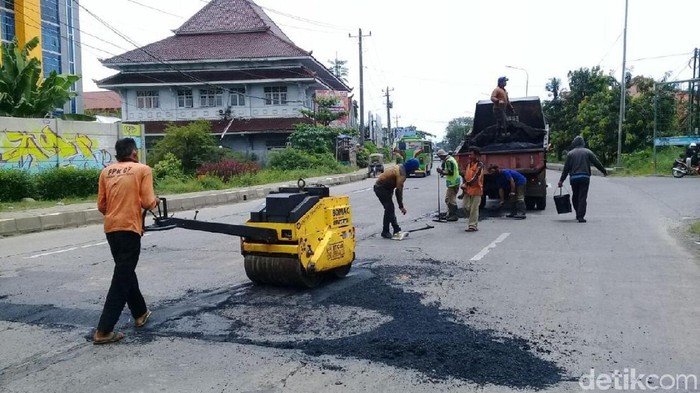 2 Ribu Ton Aspal untuk Tambal Jalur Pantura yang Rusak